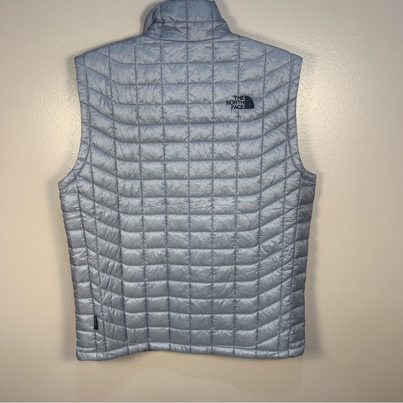 The North Face Quilted Thermoball Trek Eco Lightweight Puffer Vest Company Logo - Picture 14 of 14